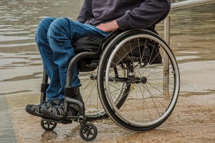 https://pixabay.com/fr/photos/fauteuil-roulant-handicap-1595794/