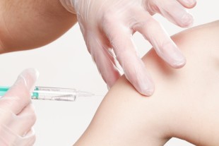 https://pixabay.com/fr/photos/vaccination-impfspritze-m%C3%A9dicaux-2722937/