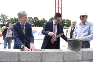 Hof Bütgenbach: Grundstein für Anbau ist gelegt