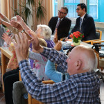 Sozialminister besucht Begegnungsprojekt für Jung und Alt